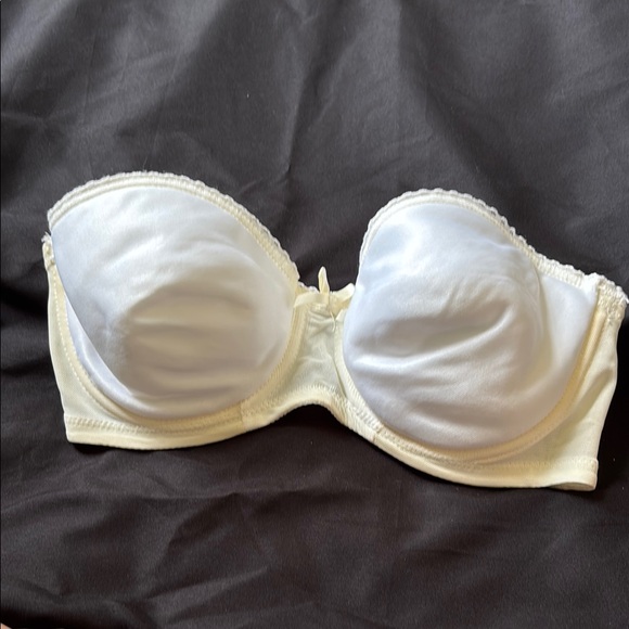 Other - Elegant Vintage Cream Padded Strapless Bra